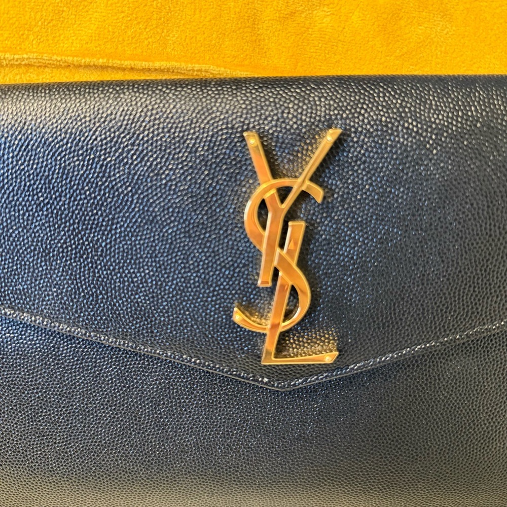 YSL UPTOWN POUCH IN GRAIN DE POUDRE LEATHER
BLACK Gold Logo